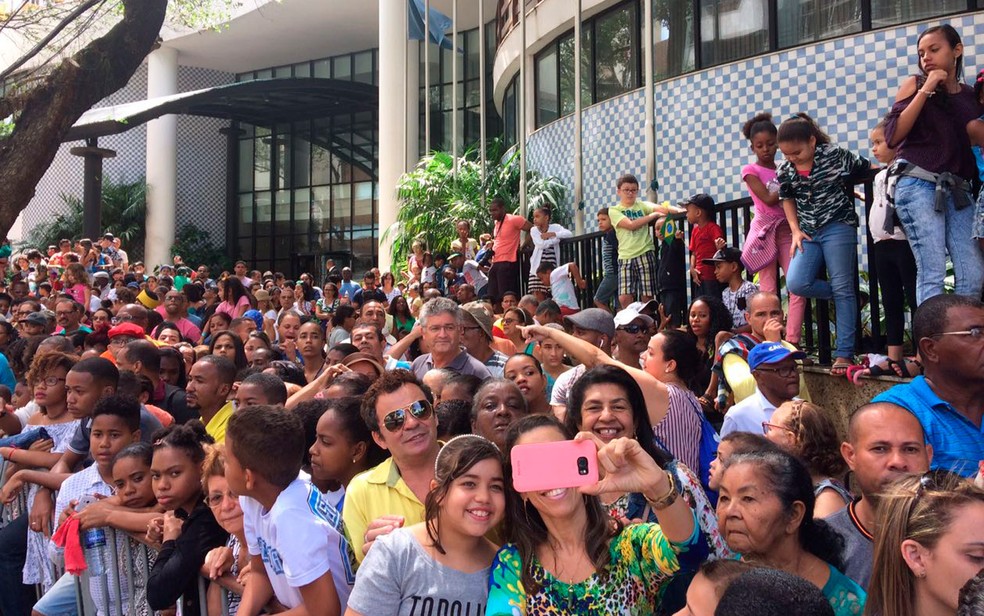 Público se espreme para assistir desfile (Foto: Henrique Mendes/G1)