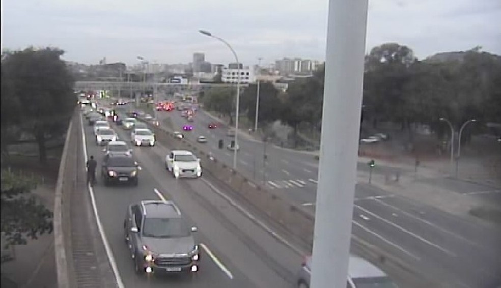 A Radial Oeste, na Zona Norte do Rio, apresenta trânsito às 17h22. — Foto: Reprodução/Centro de Operações