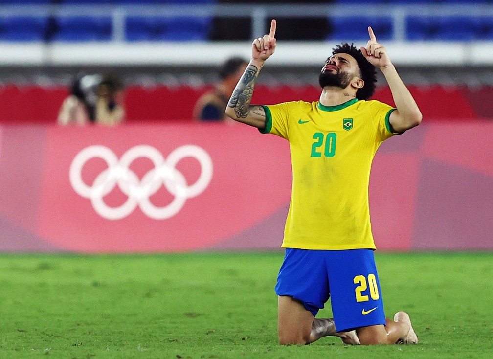 Claudinho comemora a conquista da medalha de ouro nos Jogos Olímpicos de Tóquio-2020 — Foto: Reuters