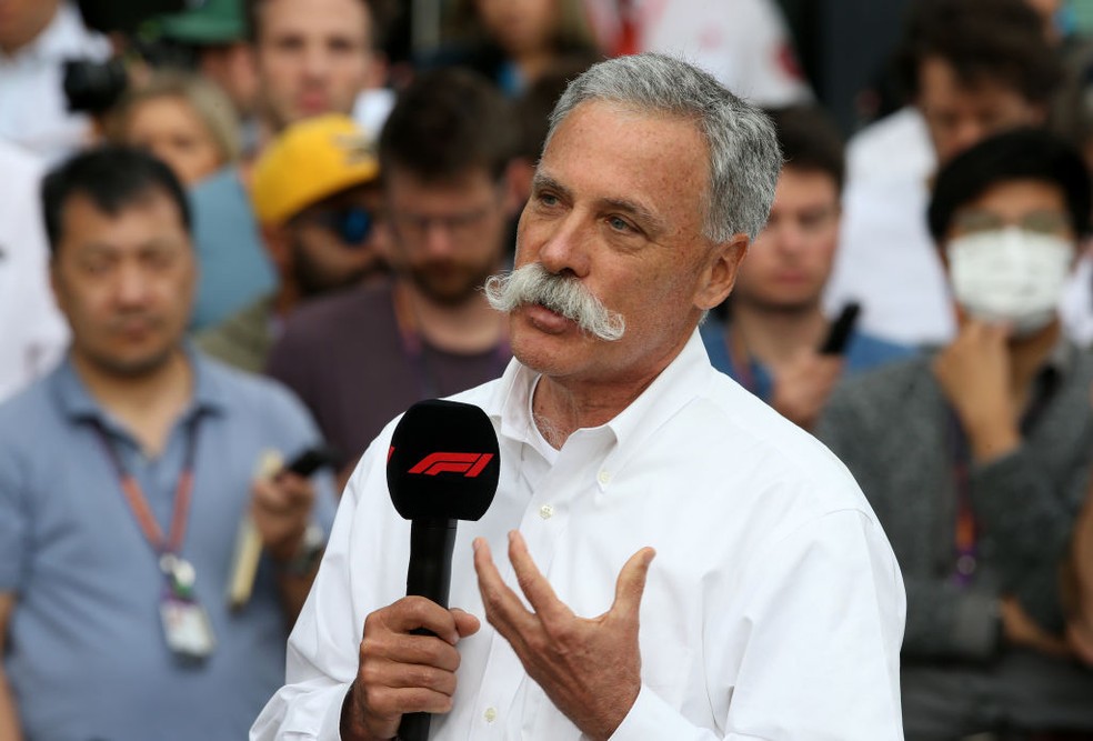 Chase Carey na coletiva pós-cancelamento do GP da Austrália — Foto: Charles Coates/Getty Images