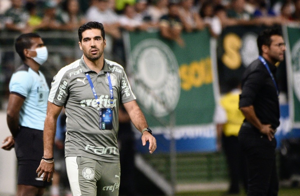 Abel Ferreira e Alberto Valentim em Palmeiras x Athletico &mdash; Foto: Marco Ribolli/ge