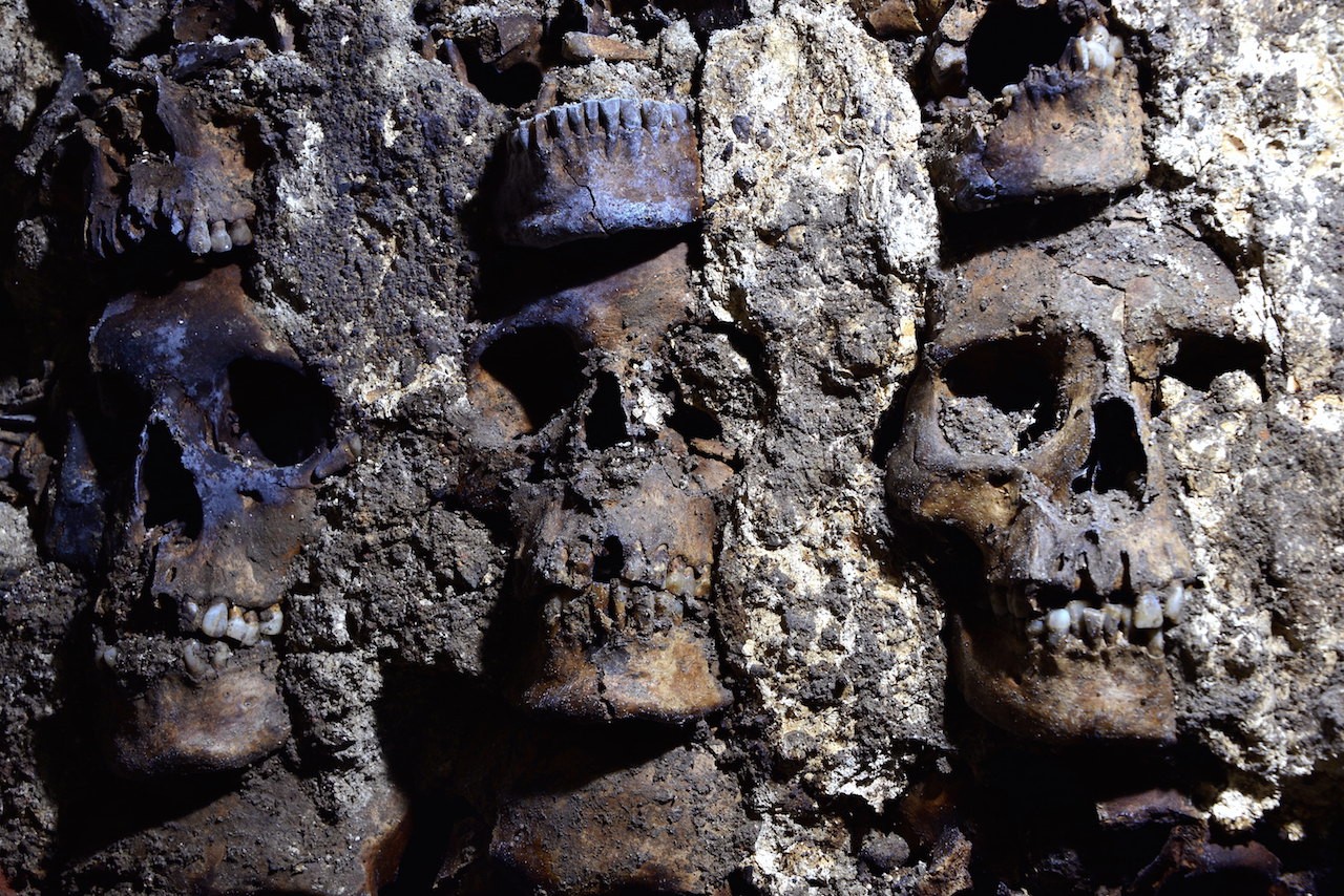 Crânios decapitados achados sob pirâmide indicam ligação com