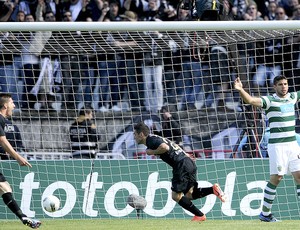 Marinho comemora gol do Académica contra o Sporting (Foto: AFP)