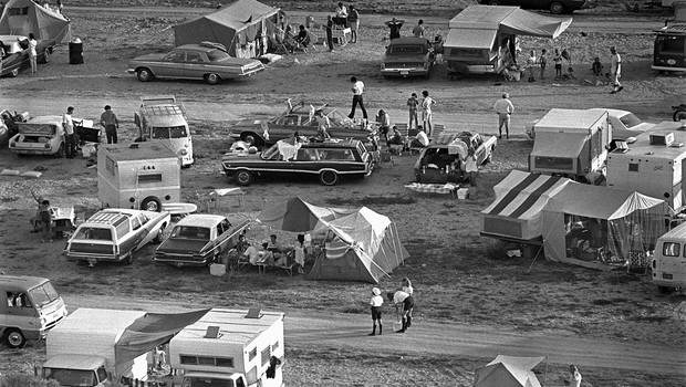 Próximo ao Centro Espacial Kennedy, milhares de espectadores acamparam em praias e estradas para assistir ao lançamento da Apollo 11, que foi lançada às 9h32 da manhã de 16 de julho de 1969. (Foto: NASA)