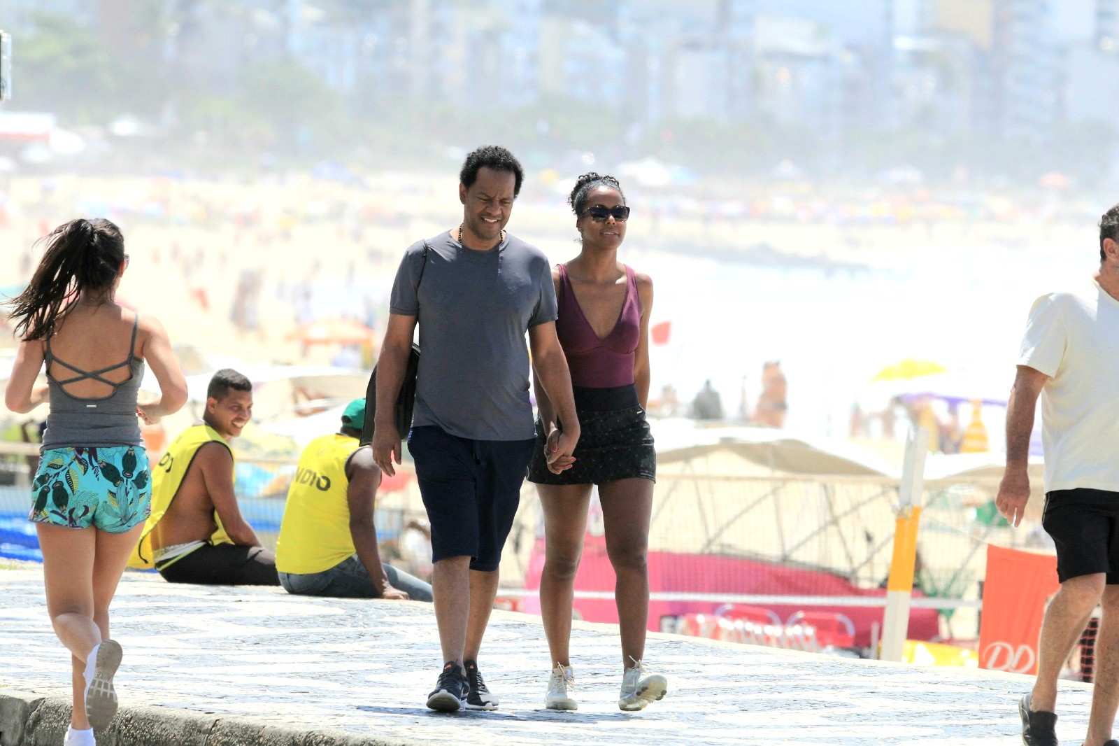 Maju Coutinho passeia com o marido em praia no Rio (Foto: AgNews)