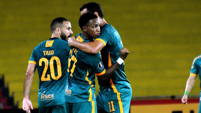 Yago, Kayky e Nenê, do Fluminense, em jogo contra o Junior Barranquilla