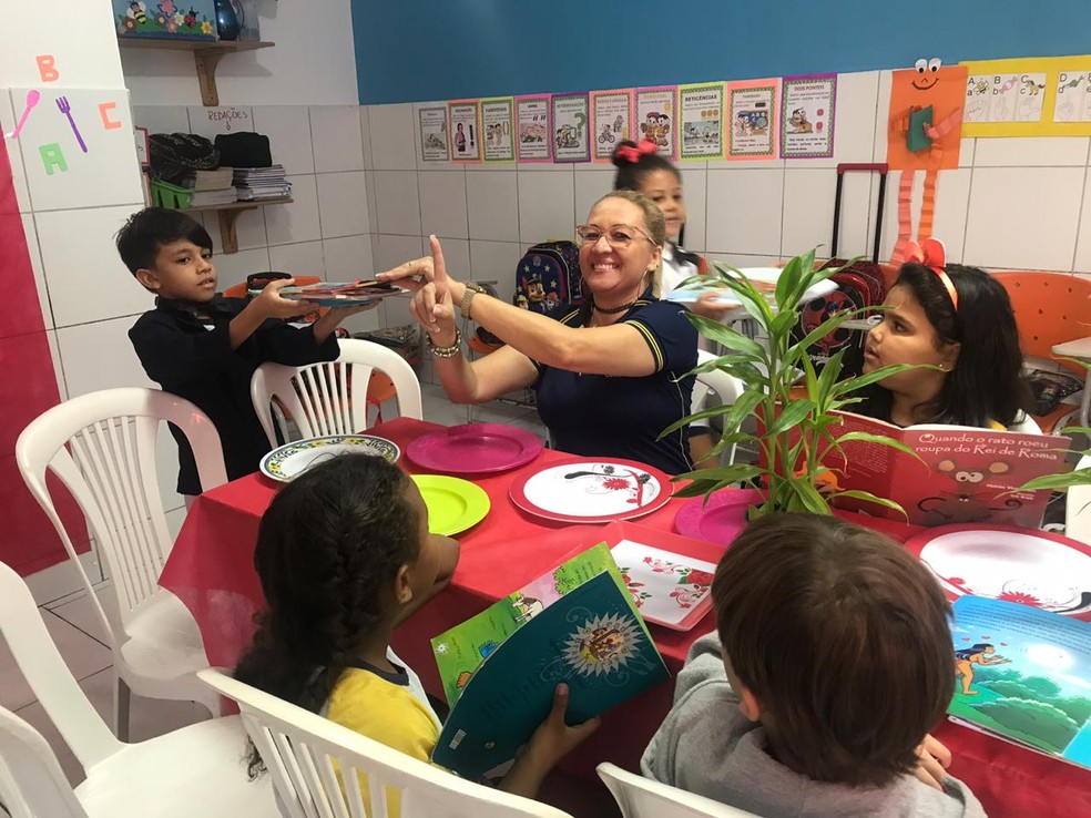 'Restaurante da leitura' em escola na Ponta Verde, em Maceió, tem como objetivo fomentar os alunos aos livros e deixar o uso de tecnologias de lado — Foto: Michelle Farias/G1