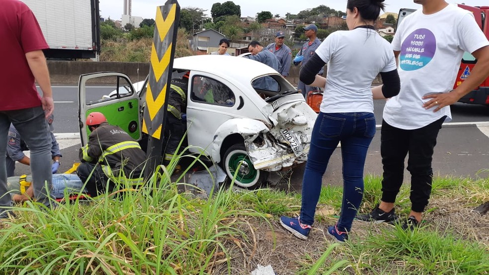 Socorrista faz atendimento de um dos motoristas feridos no acidente, que foram levados para o HC — Foto: Corpo de Bombeiros/Divulgação