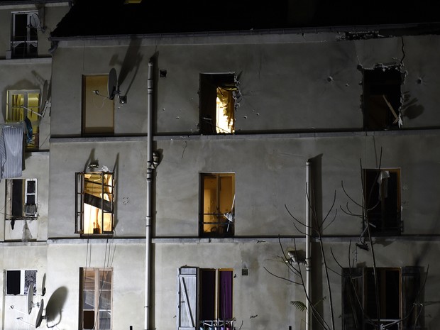 Polícia realizou operação neste apartamento em Saint Denis e enfrentou resistência de suspeitos (Foto: AFP Photo/Eric Feferberg)