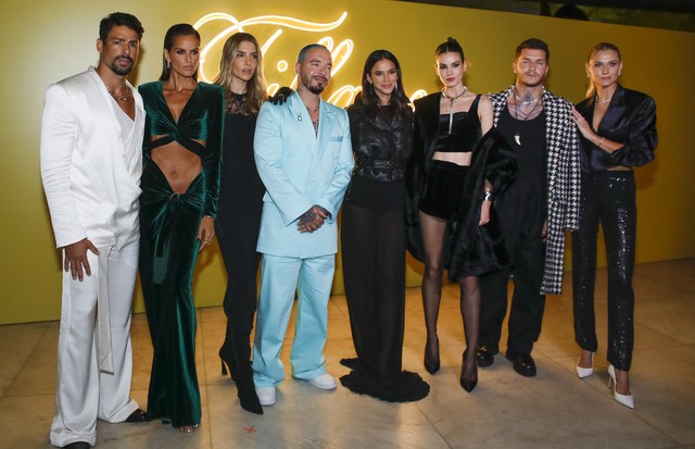 SAO PAULO, BRAZIL - AUGUST 25: Singer J Balvin (C) poses for pictures with (L-R), actor Cauã Raimond, model Izabel Goulart, Valentina Ferrer, actress Bruna Marquezine, model Camila Queiroz, actor Kleber Toledo and model Celina Locks on the red carpet of Y (Foto: Getty Images For Tiffany & Co.)