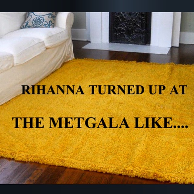 Fãs compararam vestido de Rihanna a tapete (Foto: Reprodução)