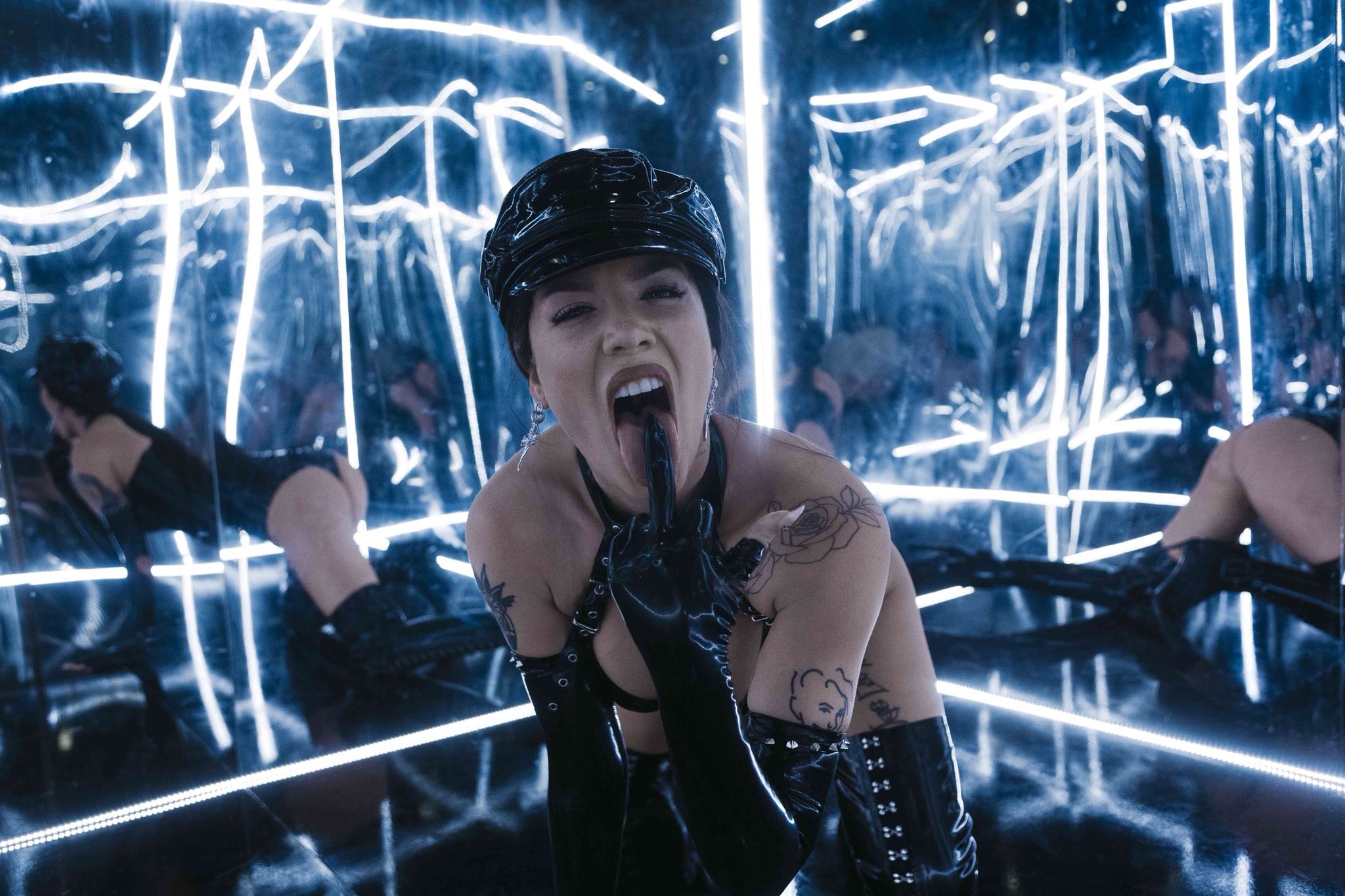 Halsey diz que gravadora exige vídeo de sucesso no TikTok para lançar música
