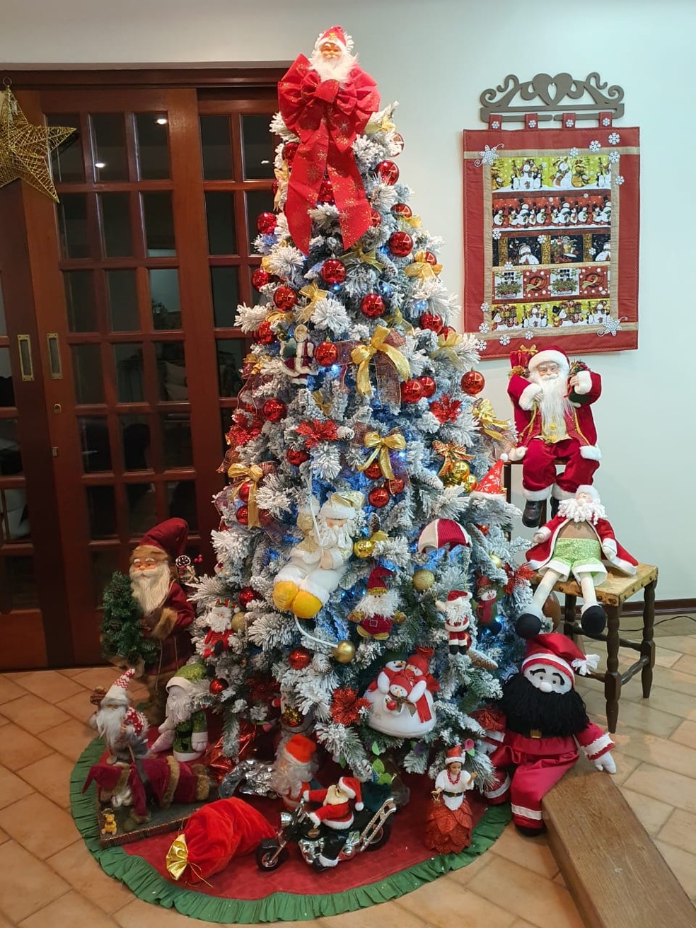 Com pandemia, terapeuta de Mogi mantém árvore de Natal montada o ano  inteiro e faz uma decoração diferente para cada época | Mogi das Cruzes e  Suzano | G1