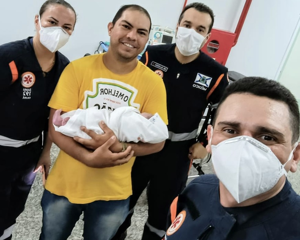 Bombeiro Felipe Lima com a equipe do Samu Ceará que realizou os primeiros procedimentos na filha após o nascimento. — Foto: Arquivo pessoal