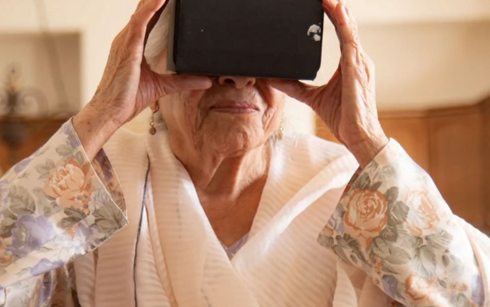 Idosos veem cidade natal graças à realidade virtual 73 anos após fugir de guerra — Foto: Reprodução/BBC