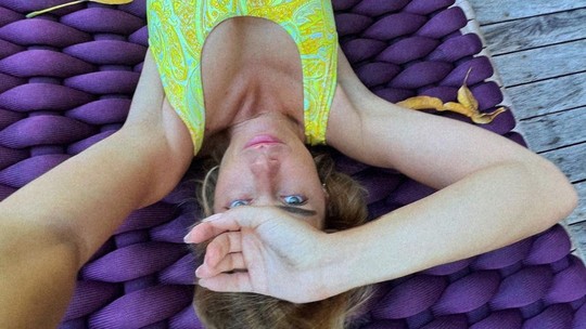 Carolina Dieckmann encanta em selfie de maiô: 'Mulher mais linda do Brasil' 