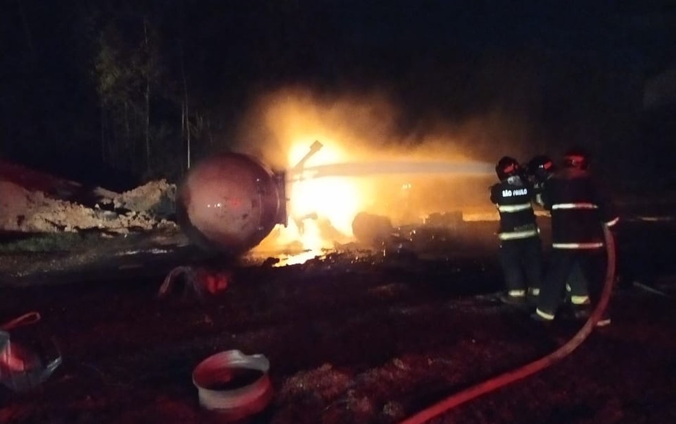 Bombeiros durante combate ao fogo em taque de gás — Foto: Divulgação/ Corpo de Bombeiros