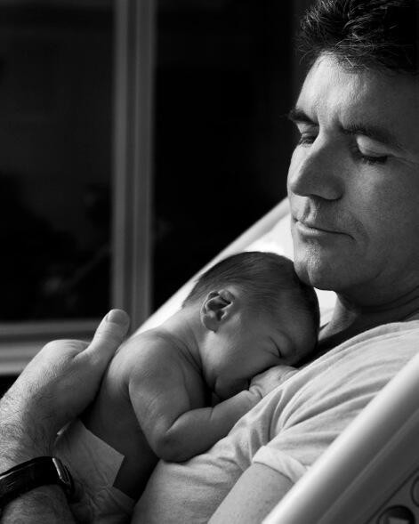 Simon Cowell com o filho recém-nascido, Eric (Foto: Twitter)