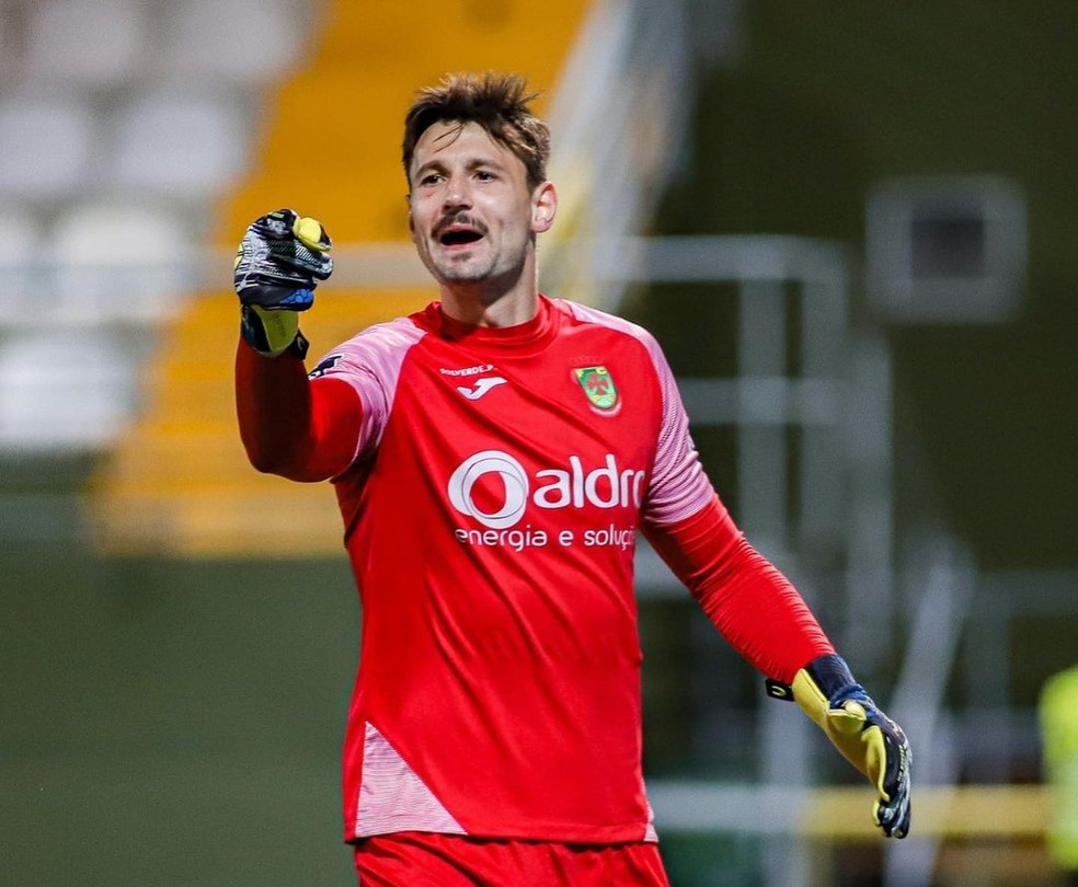 Goleiro Michael atuando pelo Paços de Ferreira, em Portugal — Foto: Reprodução/Instagram 