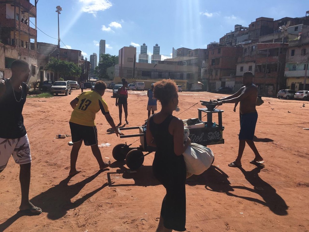 Moradores retiram pertences de dentro das casas &mdash; Foto: Jo&atilde;o Souza/G1 BA