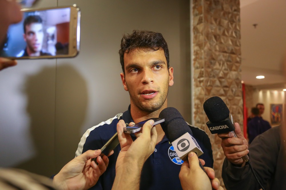 Substituto de Geromel, Thyere destaca confiança mútua no Grêmio por equilíbrio