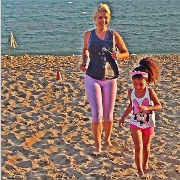 Samara Felippo se exercita na praia (Foto: Reprodução/Instagram)