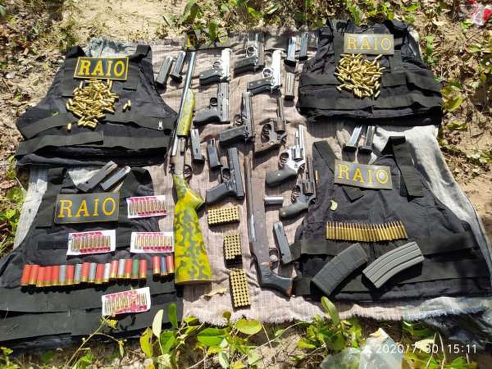 Onze armas, quatro coletes, carregadores e mais de 400 munições são apreendidas pela polícia enterradas em terreno no município de Aquiraz, na Grande Fortaleza. — Foto: Polícia Militar/ Divulgação