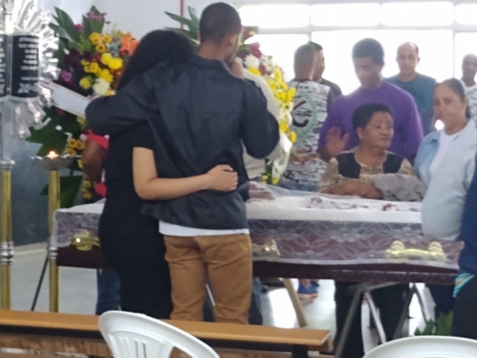 Velório e enterro de Evaldo, que foi morto na Fundação Casa, aconteceu em Miracatu — Foto: Dione Aguiar 