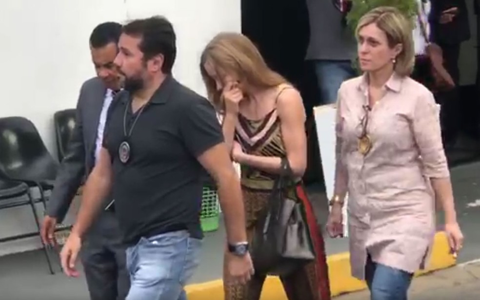 Najila Trindade Mendes de Souza deixa delegacia da mulher â€” Foto: Robinson CerÃ¢ntula/TV Globo