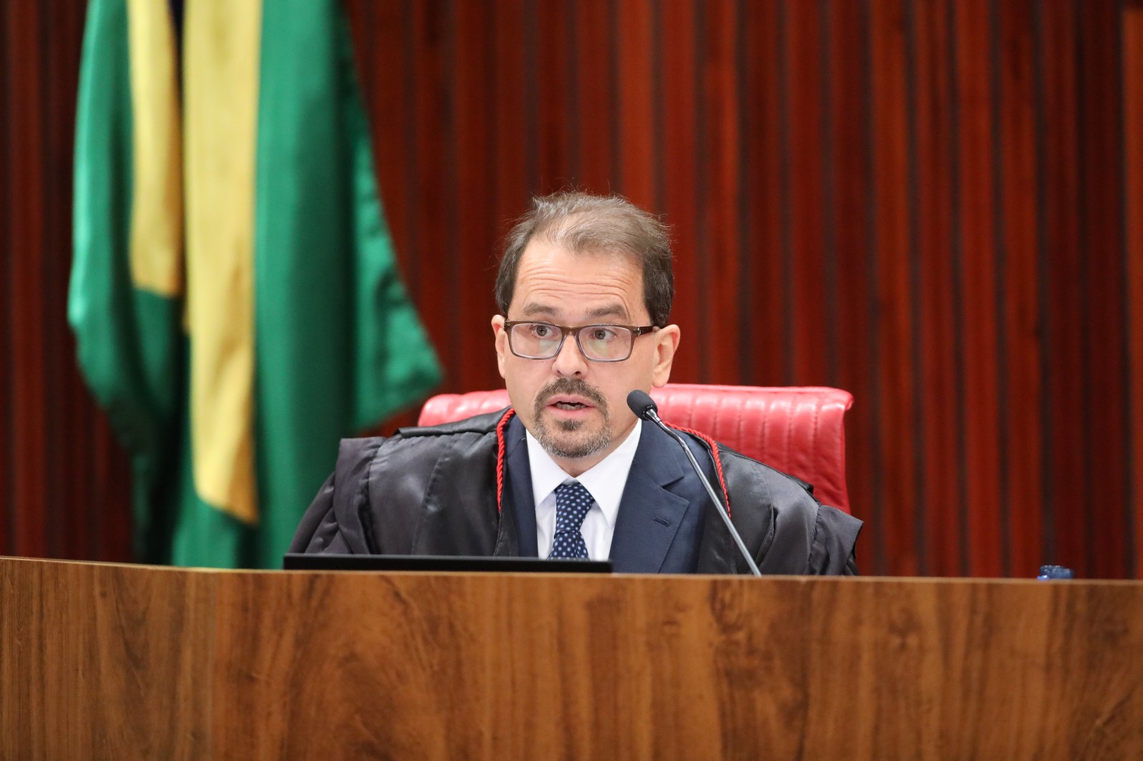 Terceiro a votar no julgamento, o ministro Floriano de Azevedo Marques usou referências e metáforas para embasar sua argumentação — Foto: Alejandro Zambrana/Secom/TSE