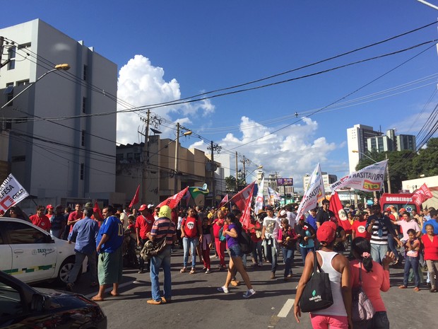 Manifestantes bloquearam a Avenida 85 contra privatização da Celg, em Goiânia (Foto: Murillo Velasco/G1)