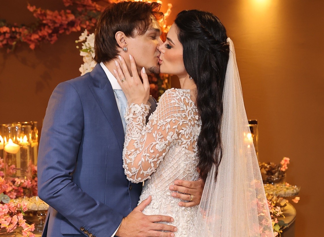 Natália Guimarães e Leandro e beijam em festa de casamento (Foto: Manuela Scarpa e Iwi Onodera/Brazil News)