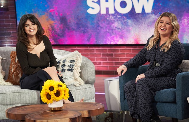THE KELLY CLARKSON SHOW -- Episode 3126 -- Pictured: (l-r) Selena Gomez, Kelly Clarkson -- (Photo by: Adam Christopher/NBCUniversal/NBCU Photo Bank via Getty Images) (Foto: NBCU Photo Bank via Getty Images)