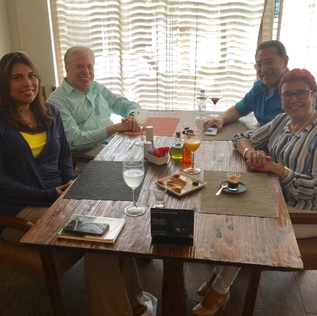 Silvio Santos almoçando com Jassa e família do cabelereiro (Foto: Reprodução/Instagram)