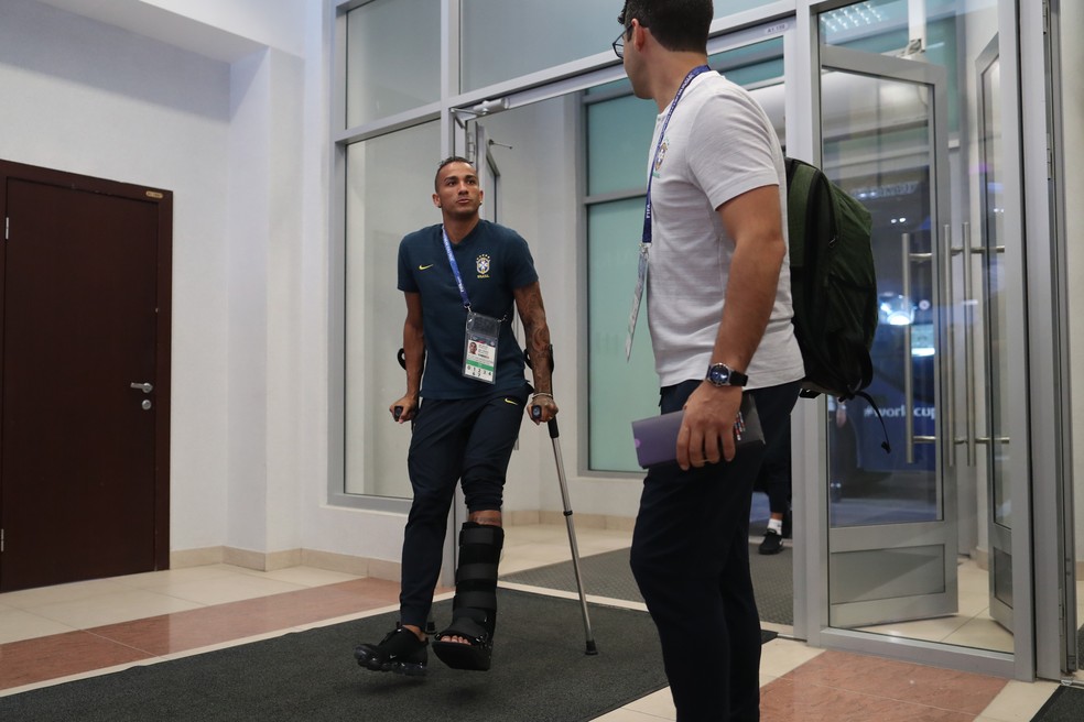 Danilo chega de muletas ao estÃ¡dio de Kazan, onde a SeleÃ§Ã£o foi eliminada pela BÃ©lgica (Foto: Lucas Figueiredo/CBF)