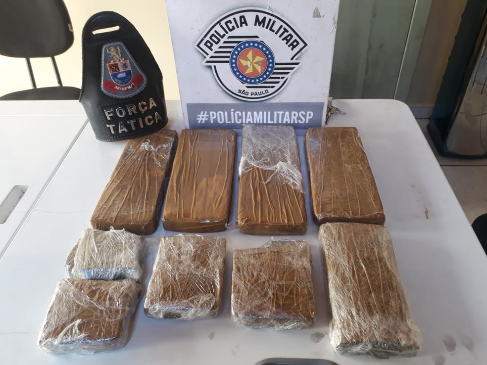 Tijolos de maconha apreendidos em Leme &mdash; Foto: Rep&oacute;rter Beto Ribeiro