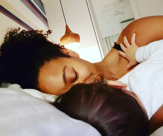 Sheron Menezes deitada com o filho tentando fazê-lo dormir (Foto: Reprodução/Instagram)