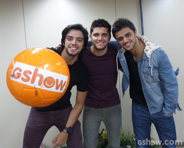 Rodrigo Simas, Felipe Simas e Bruno Gissoni posam nos bastidores  (Foto: Esquenta/ TV Globo)