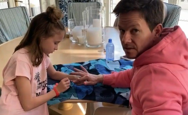 Mark Wahlberg com sua filha Grace durante a quarentena (Foto: Instagram)