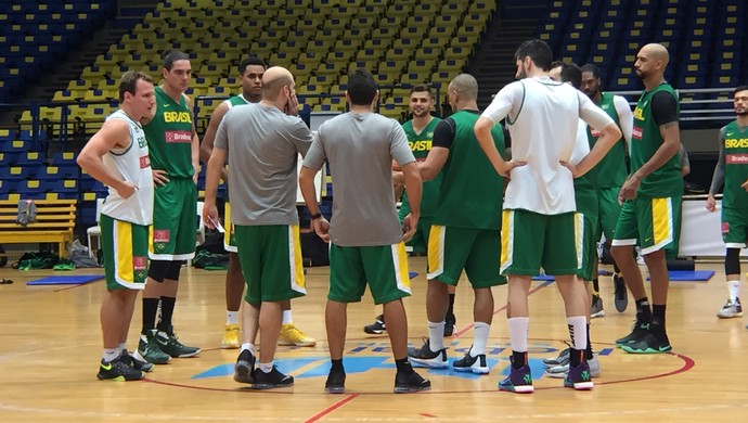 Seleção brasileira de basquete treinando no Hebraica, em São Paulo (Foto: Gabriel Fricke)