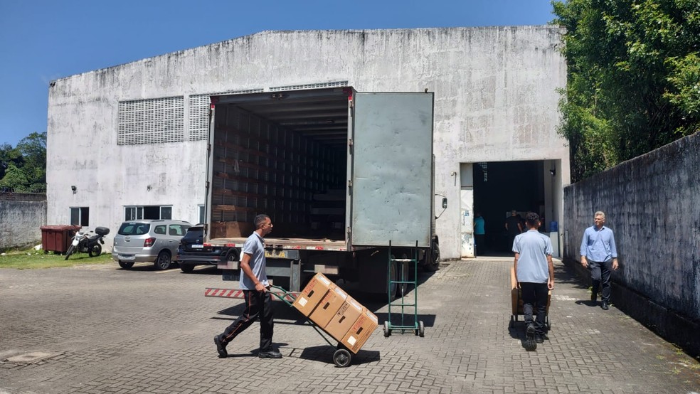 Urnas eletrônicas começam a ser levadas para os cartórios eleitorais  — Foto: Erik Maia/TV Gazeta