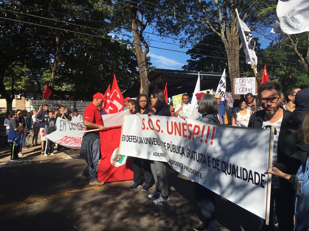 Ato contra os bloqueios na educação e a reforma da Previdência e realizado em Presidente Prudente — Foto: João Alberto Pedrini/G1