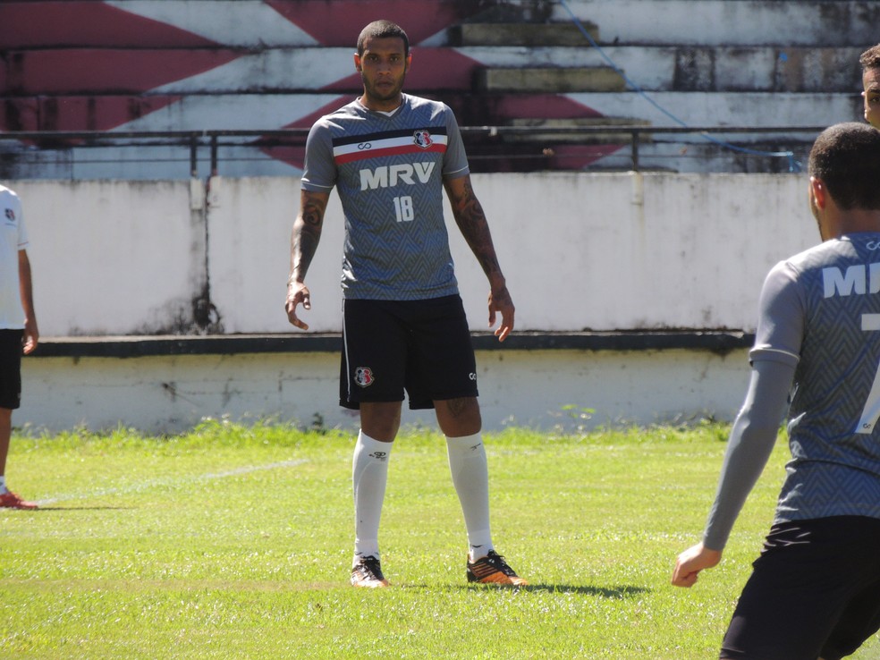 Léo Lima participa das atividades do Santa Cruz, normalmente, esta quinta-feira (Foto: Eryck Gomes)