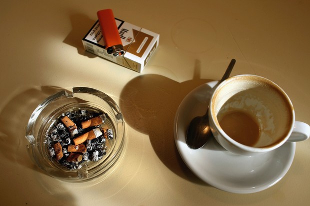 Cigarro e café em excesso: maus hábitos (Foto: Getty Images)
