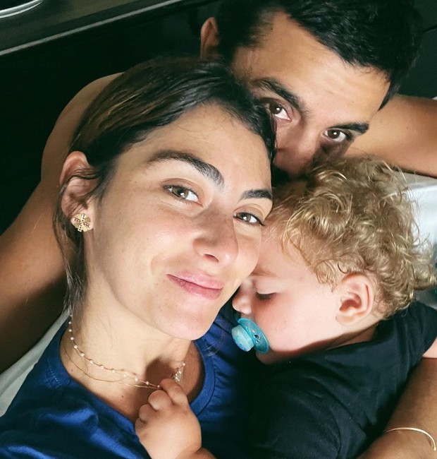 Mariana Uhlmann, Felipe Simas e o filho, Vicente (Foto: Reprodução / Instagram)