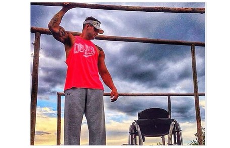 O atleta compartilhou, em 2014, uma foto sua em pé pela primeira vez após sofrer o acidente de carro que o deixou paraplégico, em 2009 Reprodução