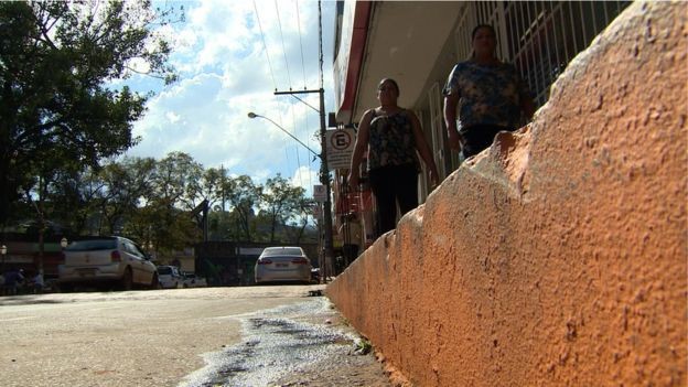 As calçadas das ruas dentro da zona sob risco de inundação foram pintadas de laranja (Foto: BBC)