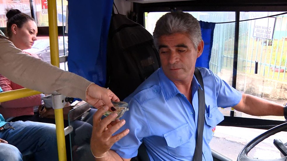 Em Natal, vereadores mantiveram a dupla função do motorista, que além de dirigir o veículo também cobram a passagem — Foto: EPTV 1