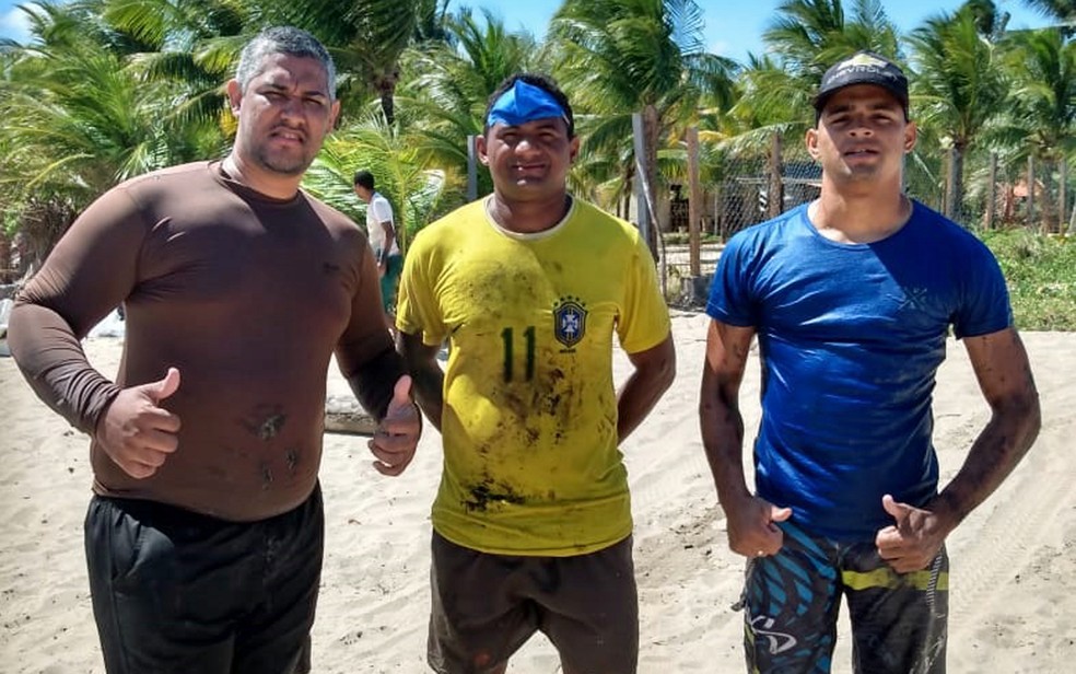 Antônio (de azul, à direita) relatou sintomas causados após contato com petróleo recolhido em praias — Foto: Reprodução/WhatsApp