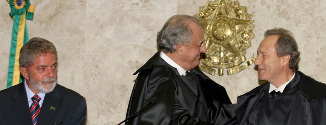 Ricardo Lewandowski tomou posse em sessão solene realizada na tarde de 16 de março de 2006, no Plenário da Corte. Na foto, presidente do Supremo cumprimenta o ministro — Foto: Divulgação/STF